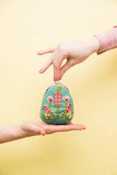 Meadow Clasp Pouch: Peach