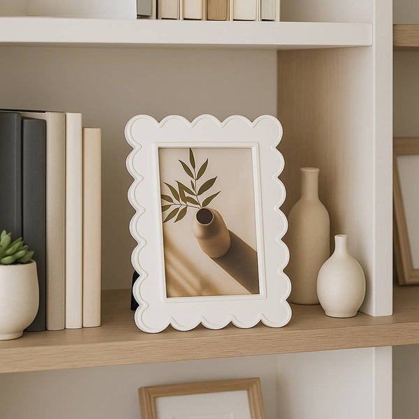 Photo Frame - Resin with Decorative Scalloped Edge: White / 4x6