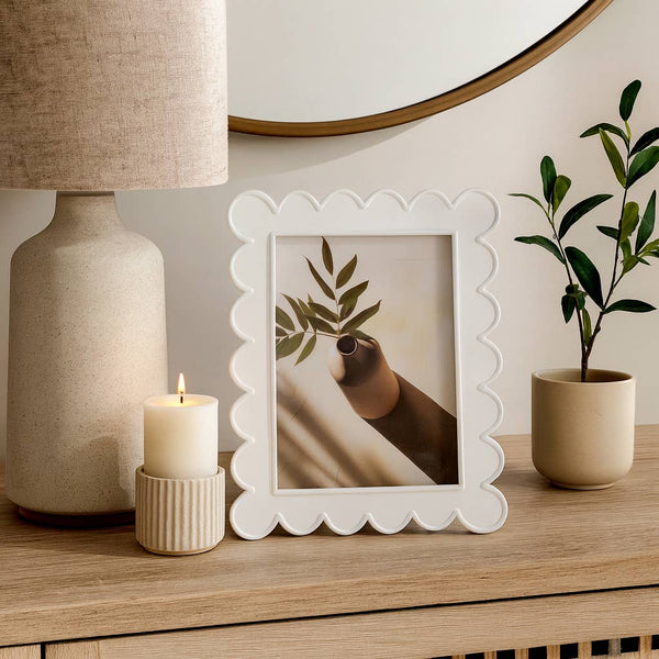 Photo Frame - Resin with Decorative Scalloped Edge: White / 4x6