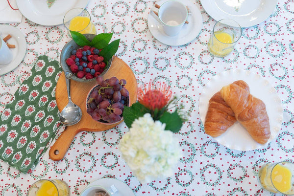 Tablecloth - Wreath, Evergreen & Red: 60" x 90"
