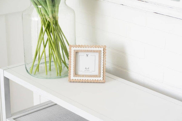 11847 - 6x6x1 wood photo frame (SCALLOP) ntrl/wh (4x4) pic