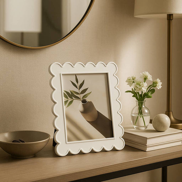 Photo Frame - Resin with Decorative Scalloped Edge: White / 4x6