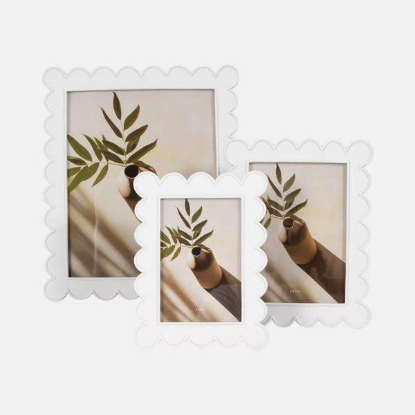 Photo Frame - Resin with Decorative Scalloped Edge: White / 4x6