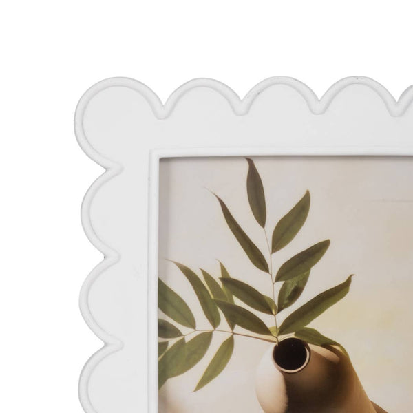 Photo Frame - Resin with Decorative Scalloped Edge: White / 4x6