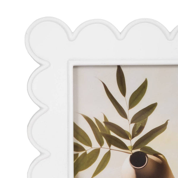 Photo Frame - Resin with Decorative Scalloped Edge: White / 4x6