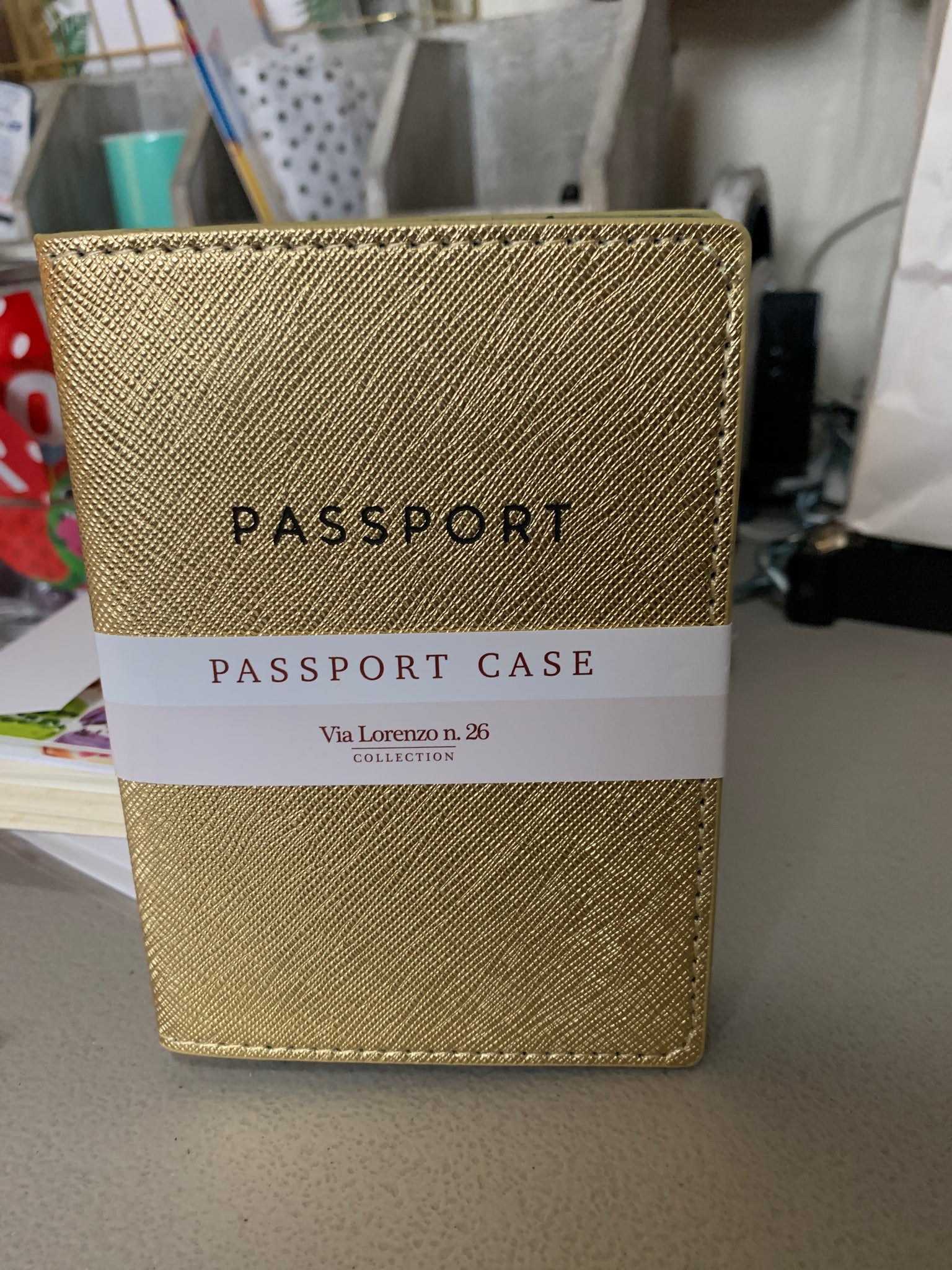 Passport case gold